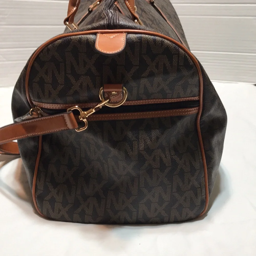 NX signature logo weekender, fully lined with inside zipper pocket. - Picture 6 of 9